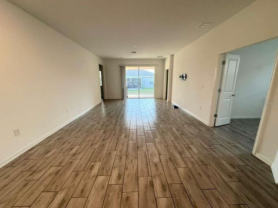 En Renta: $2,400 (4 camas, 3 baños, 2080 Pies cuadrados)