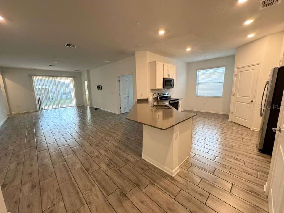 En Renta: $2,400 (4 camas, 3 baños, 2080 Pies cuadrados)