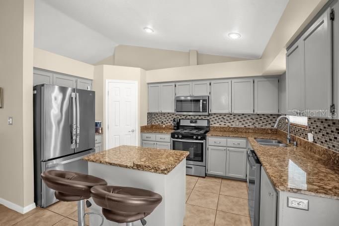 Activo con contrato: $359,000 (3 camas, 2 baños, 1348 Pies cuadrados)