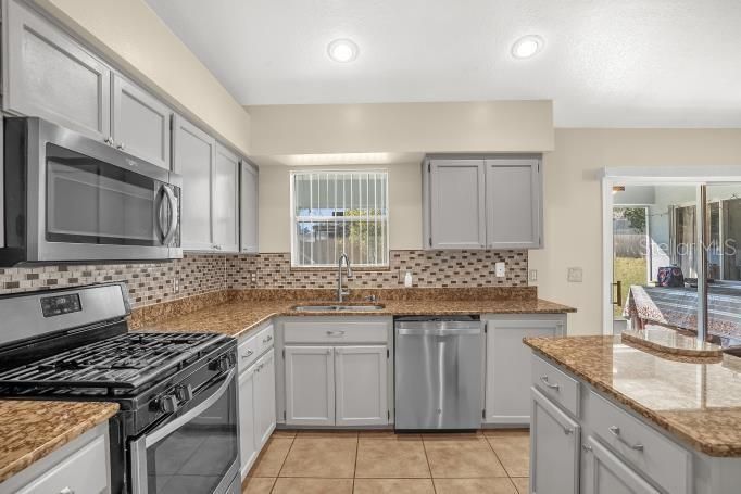 Activo con contrato: $359,000 (3 camas, 2 baños, 1348 Pies cuadrados)