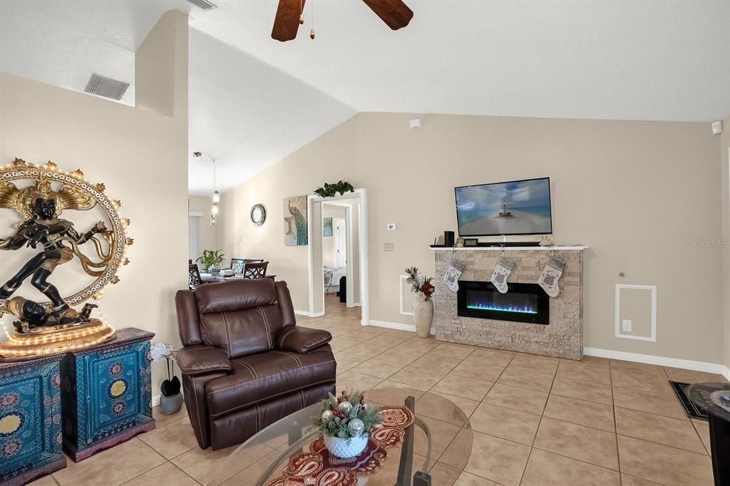 Activo con contrato: $359,000 (3 camas, 2 baños, 1348 Pies cuadrados)