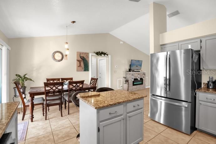 Activo con contrato: $359,000 (3 camas, 2 baños, 1348 Pies cuadrados)