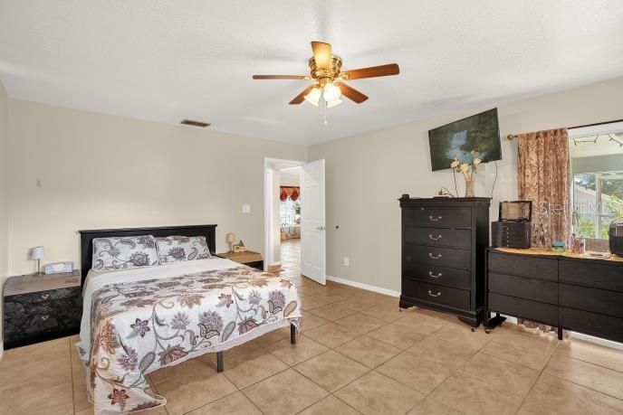 Activo con contrato: $359,000 (3 camas, 2 baños, 1348 Pies cuadrados)