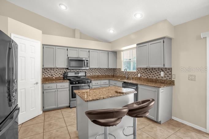 Activo con contrato: $359,000 (3 camas, 2 baños, 1348 Pies cuadrados)