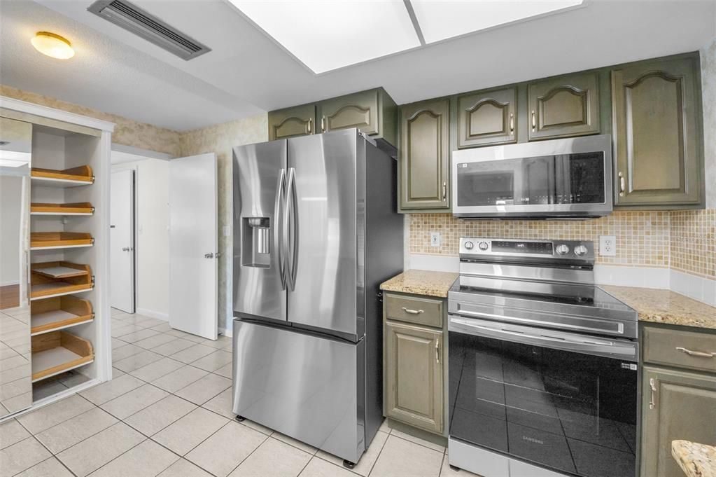 For Sale: $419,900 (2 beds, 2 baths, 1767 Square Feet)