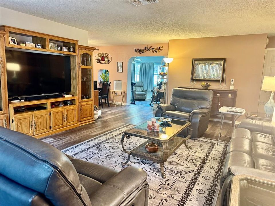 合同活跃: $299,900 (3 贝兹, 2 浴室, 1523 平方英尺)