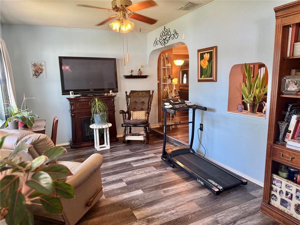 合同活跃: $299,900 (3 贝兹, 2 浴室, 1523 平方英尺)