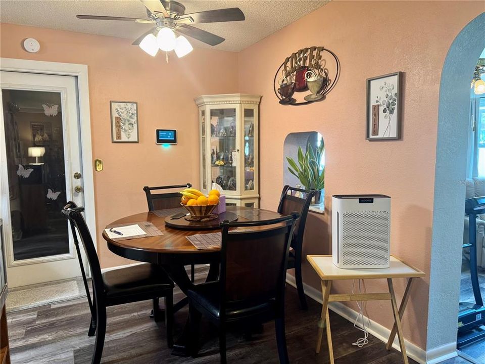 合同活跃: $299,900 (3 贝兹, 2 浴室, 1523 平方英尺)