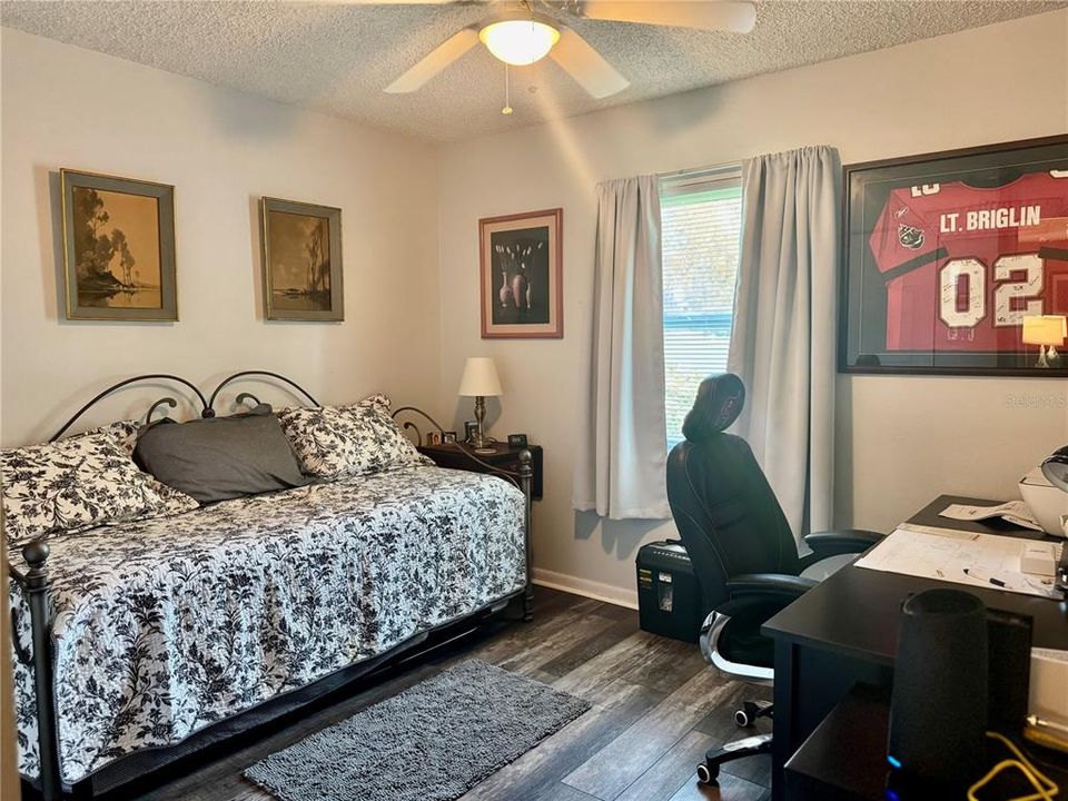 合同活跃: $299,900 (3 贝兹, 2 浴室, 1523 平方英尺)