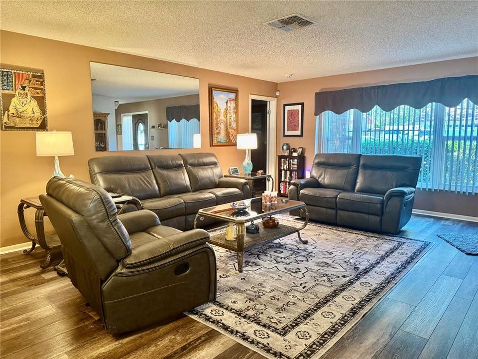 合同活跃: $299,900 (3 贝兹, 2 浴室, 1523 平方英尺)