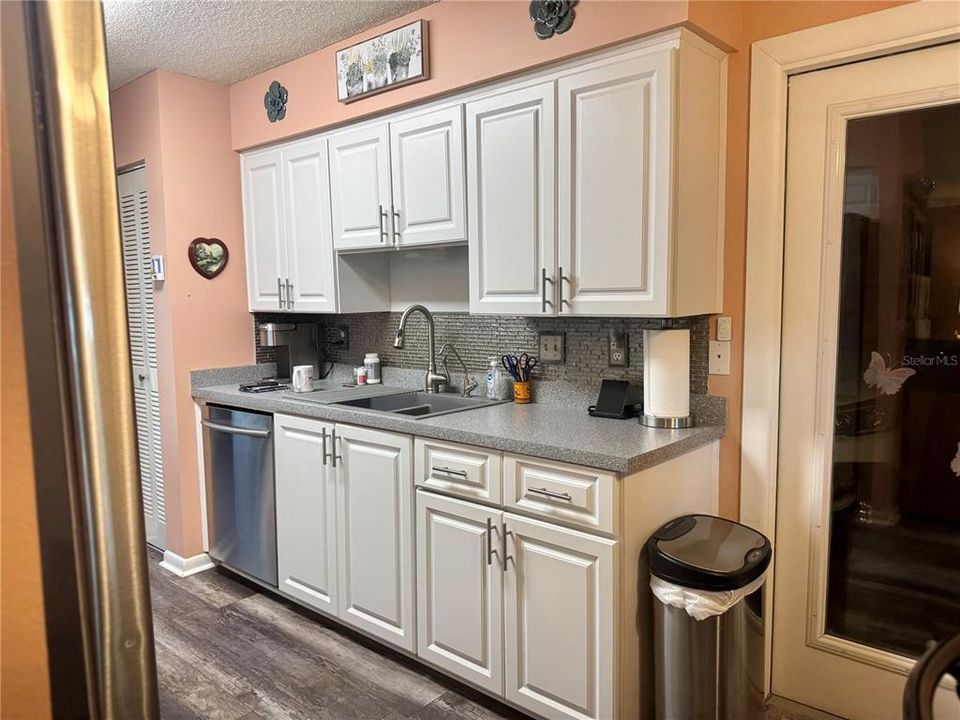 合同活跃: $299,900 (3 贝兹, 2 浴室, 1523 平方英尺)