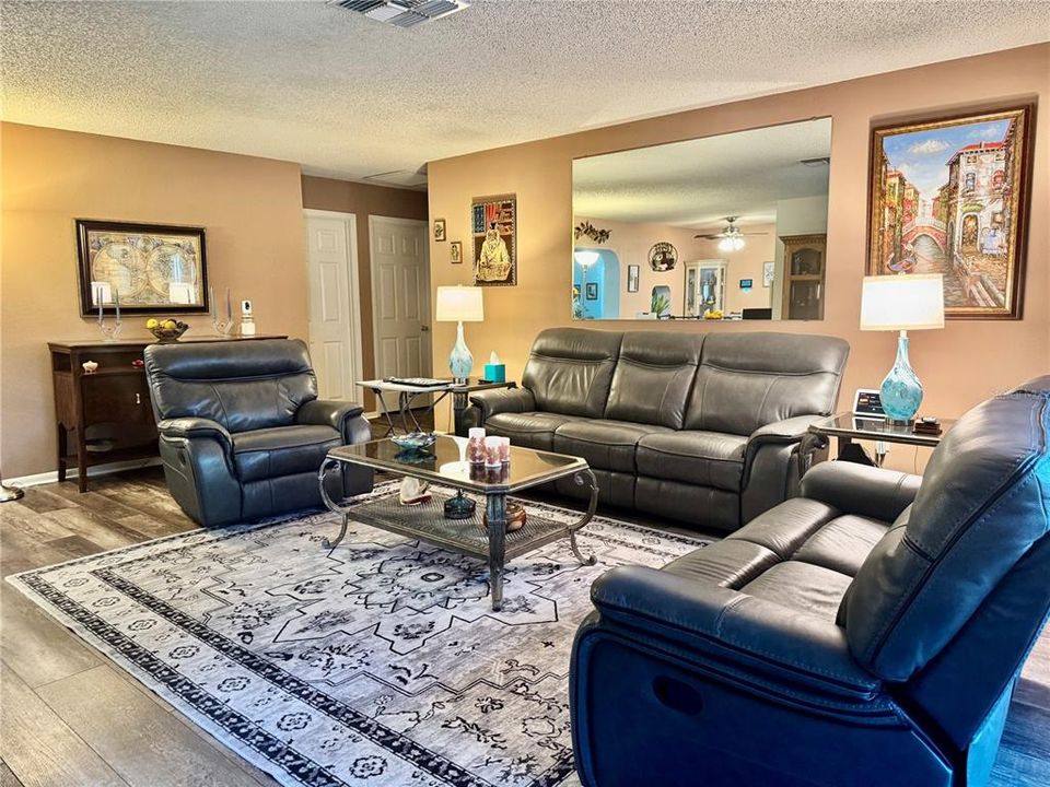 合同活跃: $299,900 (3 贝兹, 2 浴室, 1523 平方英尺)