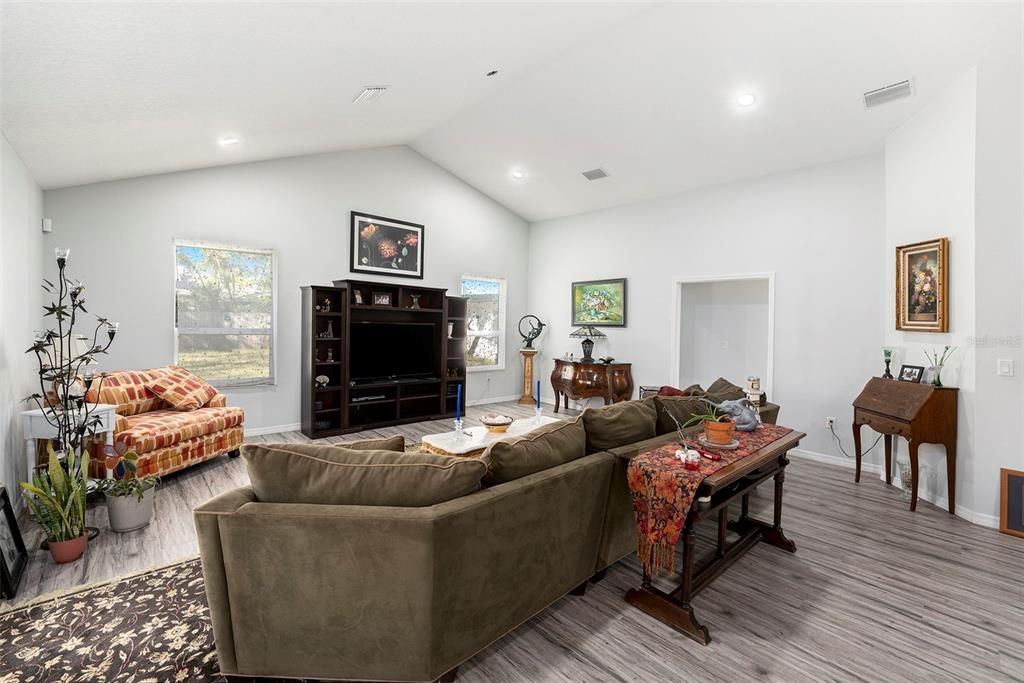 На продажу: $485,000 (3 спален, 2 ванн, 1812 Квадратных фут)