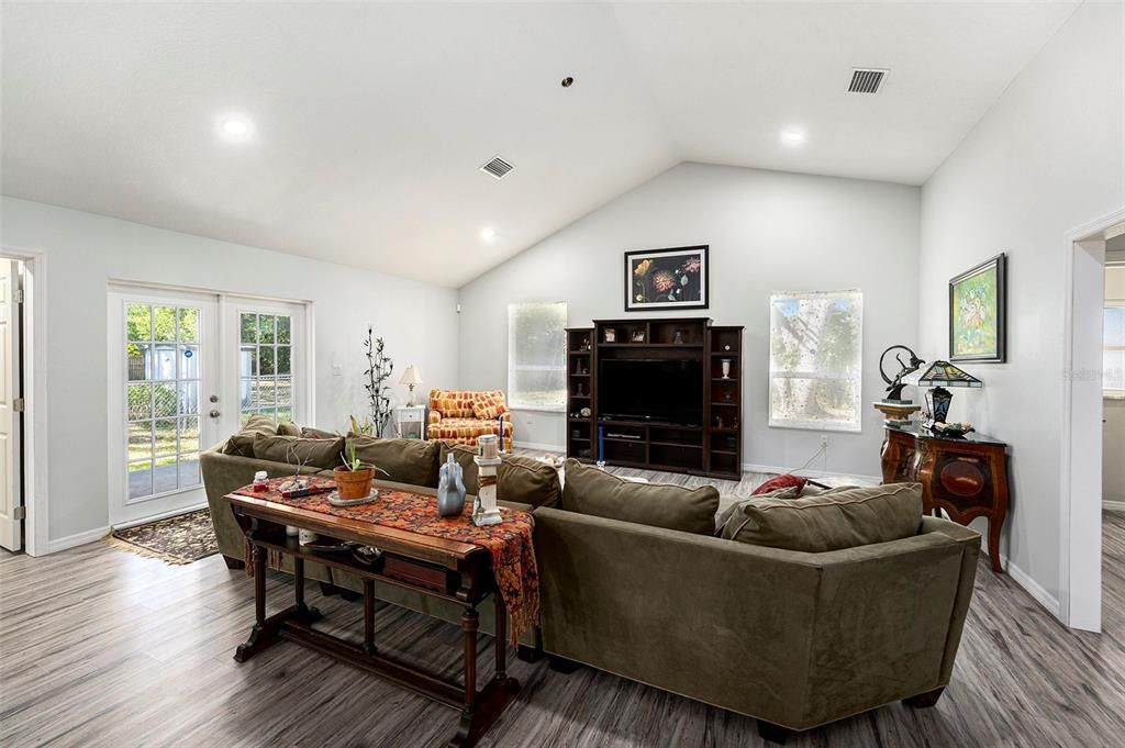 На продажу: $485,000 (3 спален, 2 ванн, 1812 Квадратных фут)