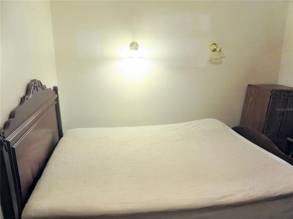 For Sale: $199,999 (2 beds, 1 baths, 864 Square Feet)