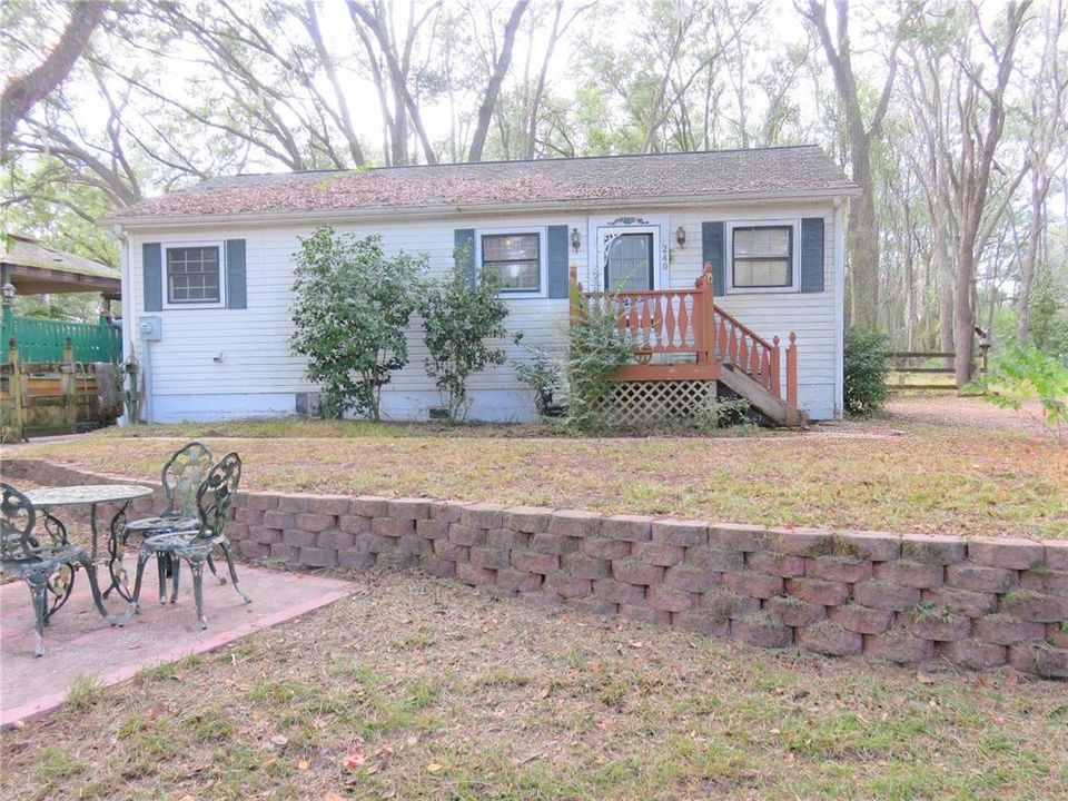 For Sale: $199,999 (2 beds, 1 baths, 864 Square Feet)