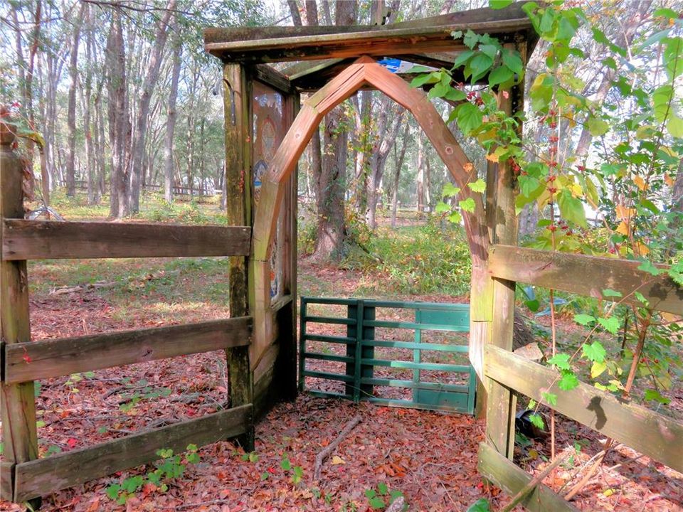 For Sale: $199,999 (2 beds, 1 baths, 864 Square Feet)