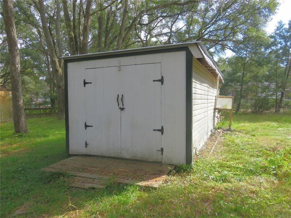 For Sale: $199,999 (2 beds, 1 baths, 864 Square Feet)