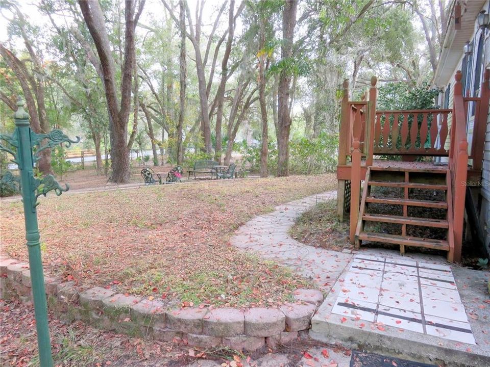 For Sale: $199,999 (2 beds, 1 baths, 864 Square Feet)