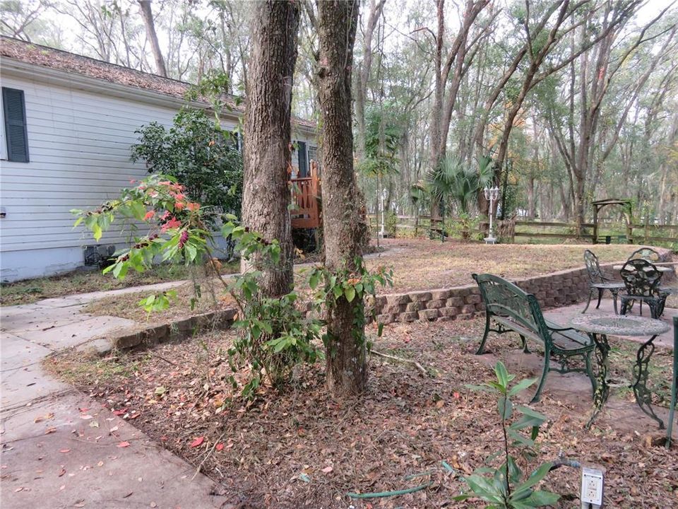 For Sale: $199,999 (2 beds, 1 baths, 864 Square Feet)