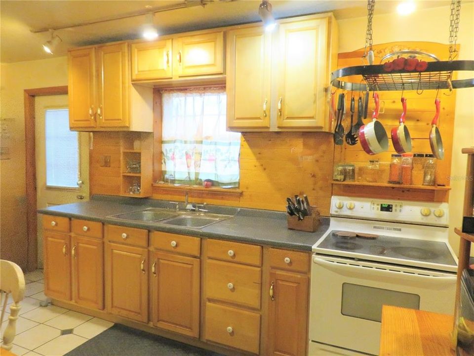 For Sale: $199,999 (2 beds, 1 baths, 864 Square Feet)