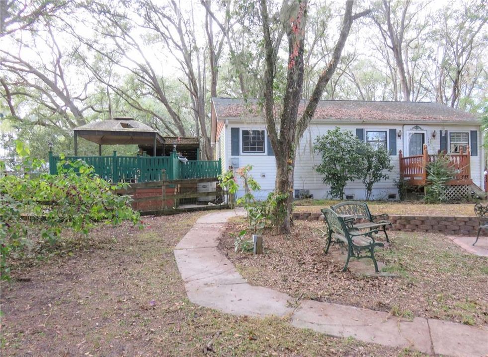 For Sale: $199,999 (2 beds, 1 baths, 864 Square Feet)
