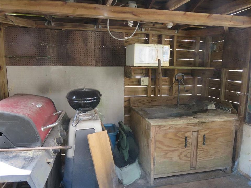 For Sale: $199,999 (2 beds, 1 baths, 864 Square Feet)