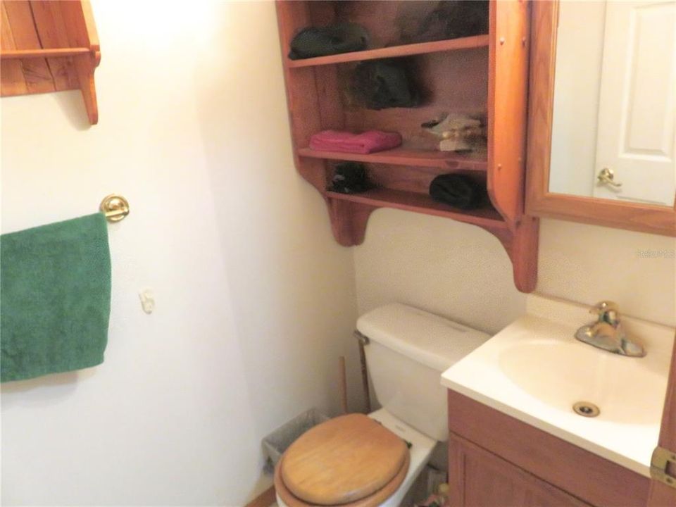 For Sale: $199,999 (2 beds, 1 baths, 864 Square Feet)