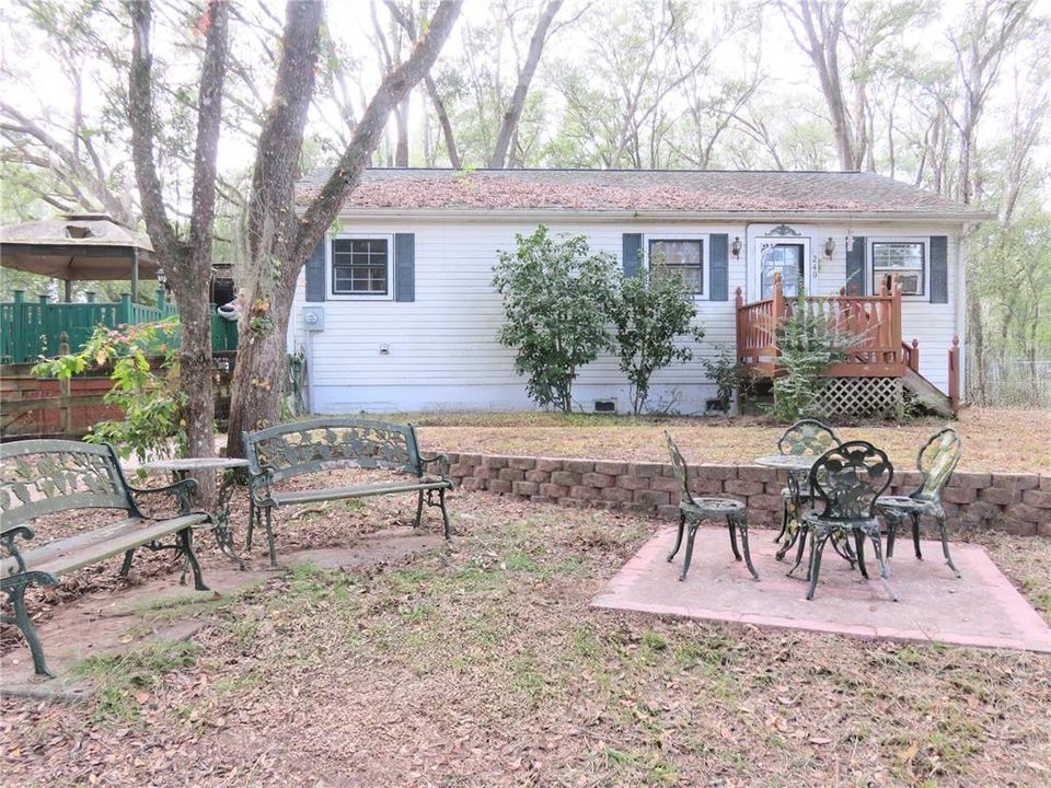 For Sale: $199,999 (2 beds, 1 baths, 864 Square Feet)