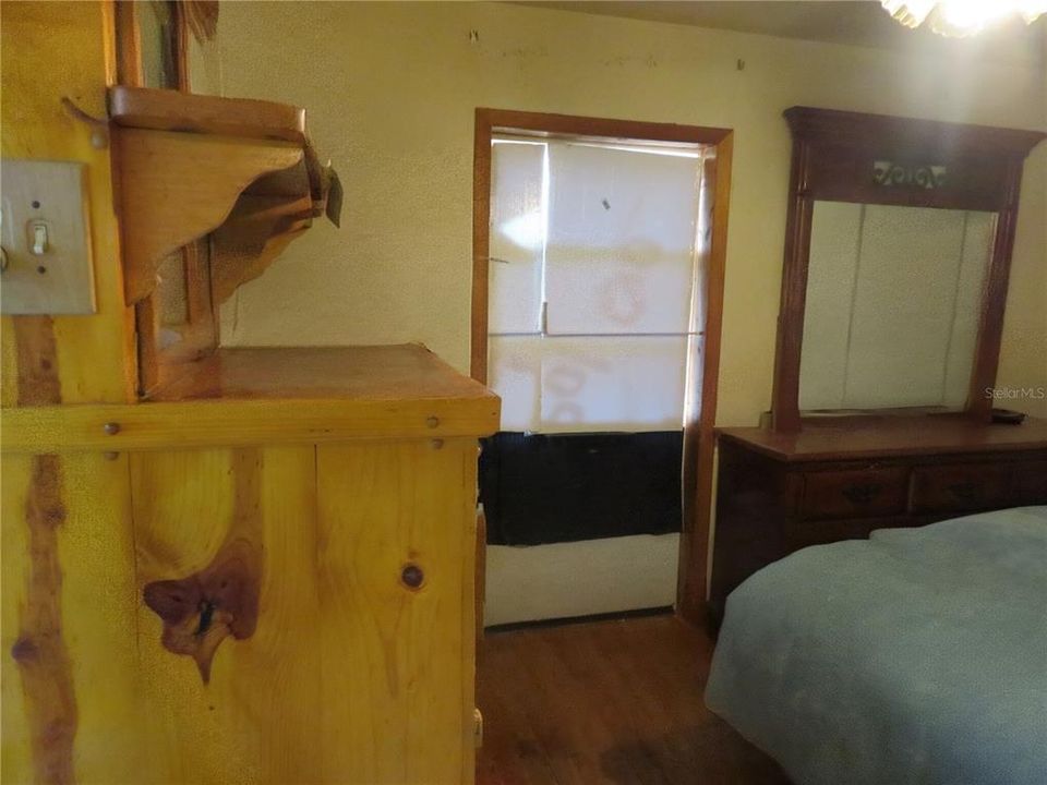 For Sale: $199,999 (2 beds, 1 baths, 864 Square Feet)