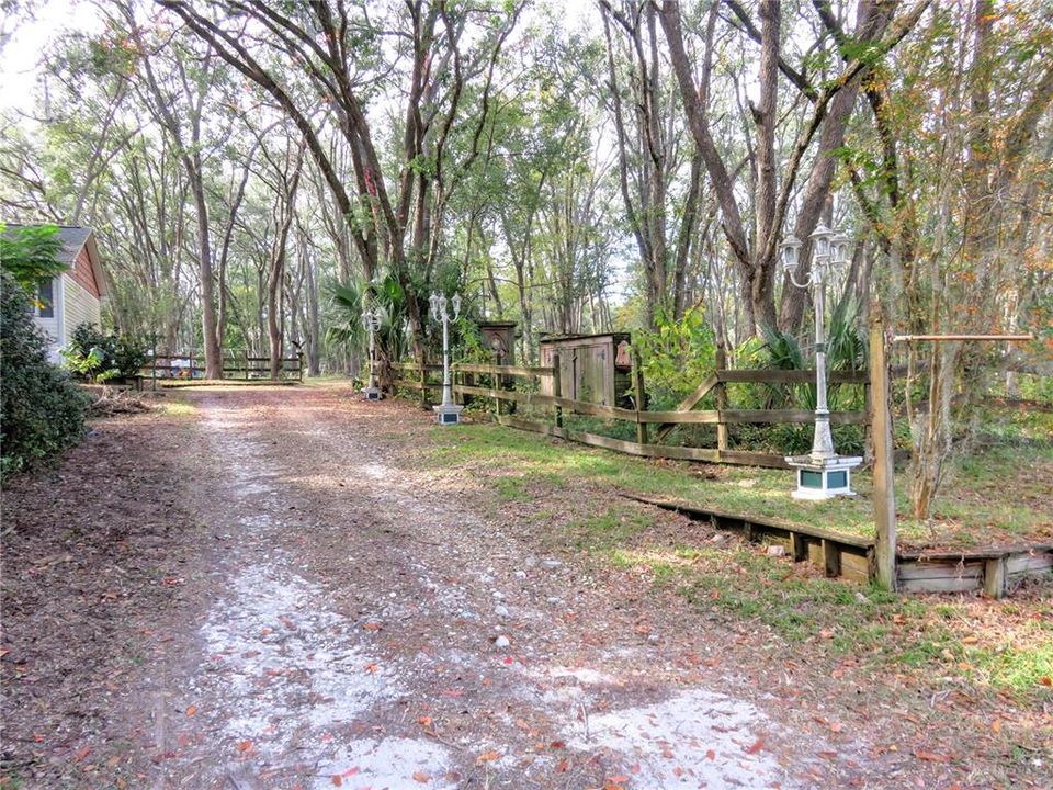 For Sale: $199,999 (2 beds, 1 baths, 864 Square Feet)