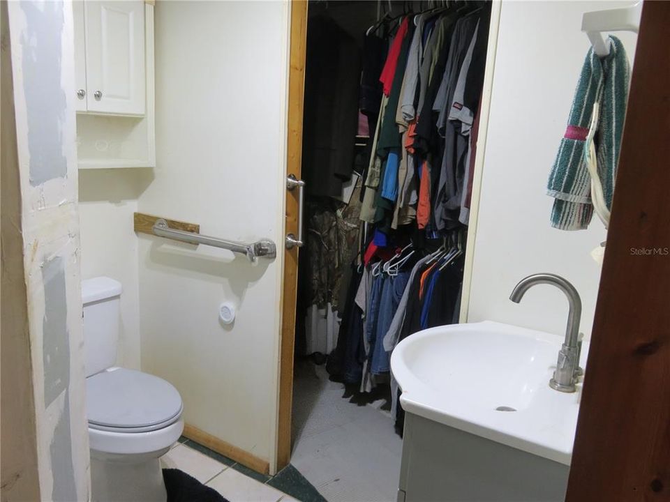 For Sale: $199,999 (2 beds, 1 baths, 864 Square Feet)