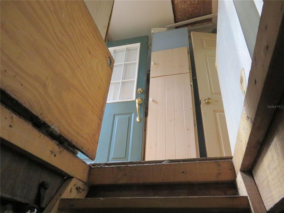 For Sale: $199,999 (2 beds, 1 baths, 864 Square Feet)