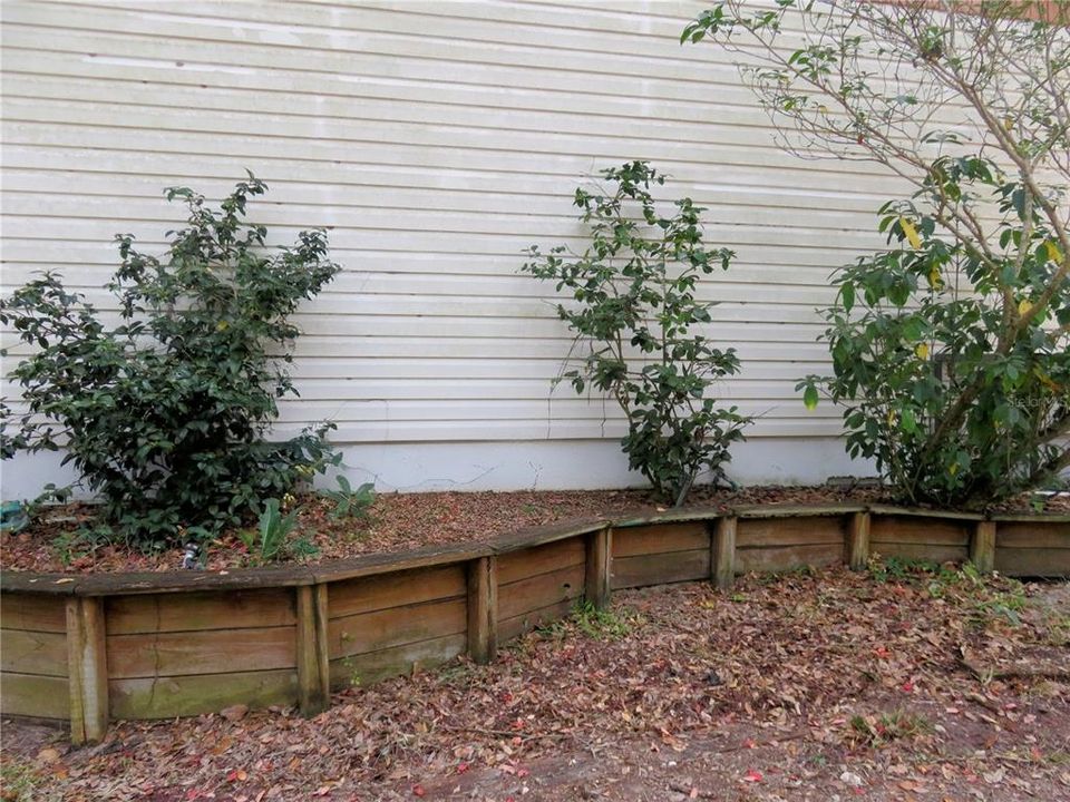 For Sale: $199,999 (2 beds, 1 baths, 864 Square Feet)