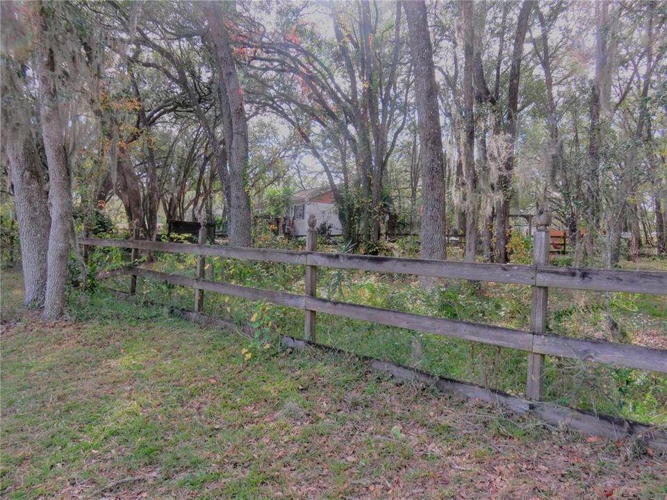 For Sale: $199,999 (2 beds, 1 baths, 864 Square Feet)