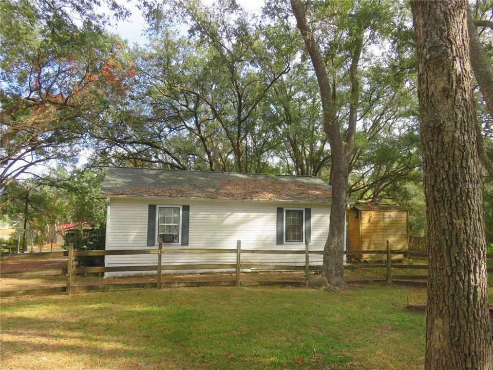 For Sale: $199,999 (2 beds, 1 baths, 864 Square Feet)