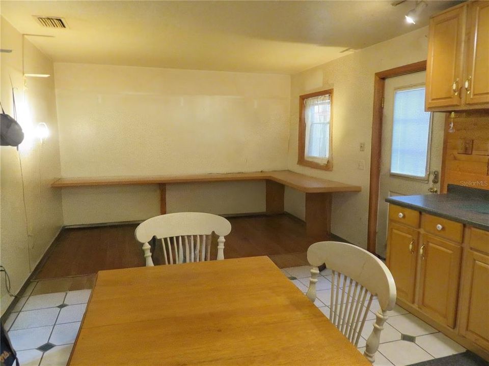 For Sale: $199,999 (2 beds, 1 baths, 864 Square Feet)