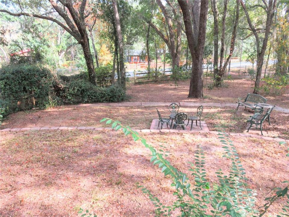 For Sale: $199,999 (2 beds, 1 baths, 864 Square Feet)