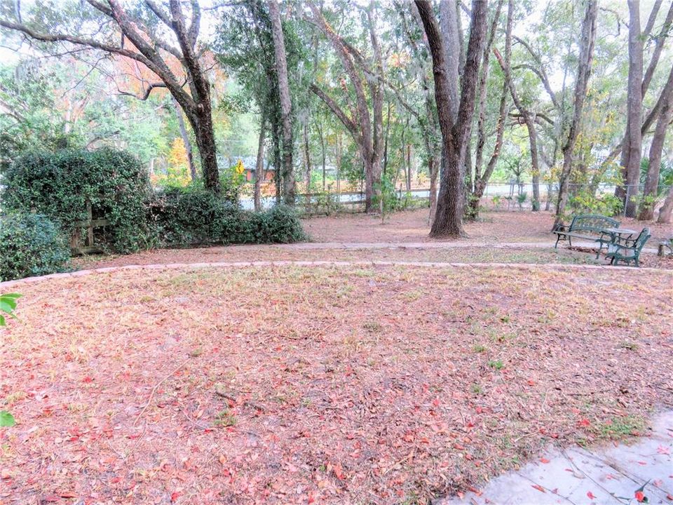 For Sale: $199,999 (2 beds, 1 baths, 864 Square Feet)