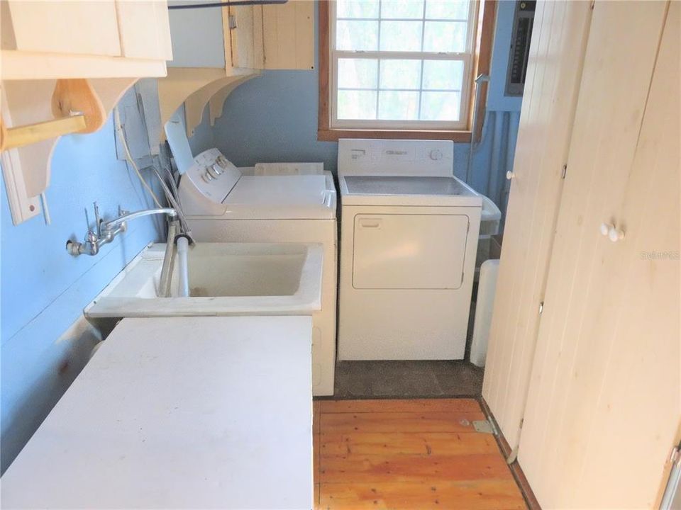 For Sale: $199,999 (2 beds, 1 baths, 864 Square Feet)