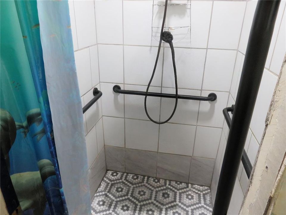 For Sale: $199,999 (2 beds, 1 baths, 864 Square Feet)