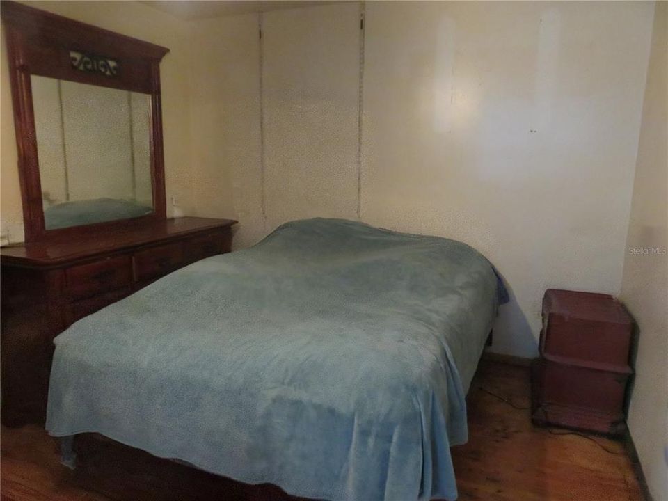 For Sale: $199,999 (2 beds, 1 baths, 864 Square Feet)