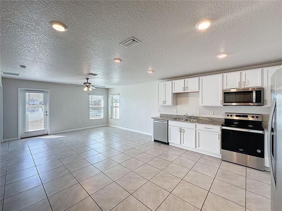 На продажу: $325,000 (4 спален, 2 ванн, 1406 Квадратных фут)