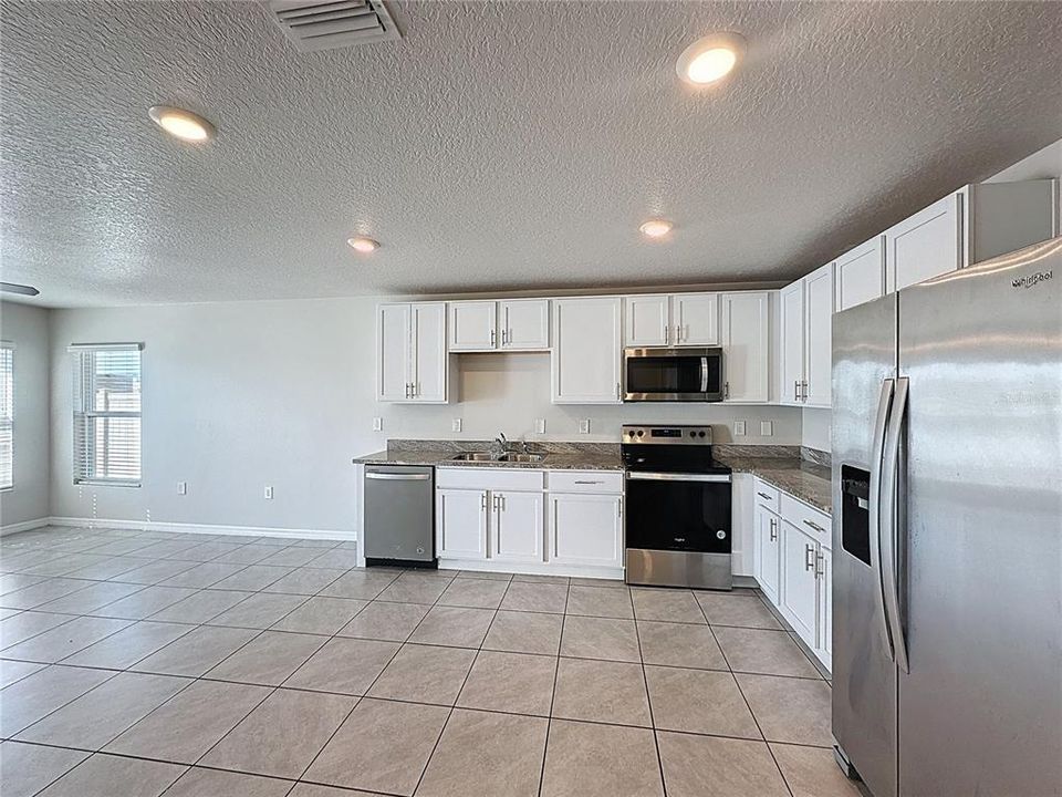 На продажу: $325,000 (4 спален, 2 ванн, 1406 Квадратных фут)