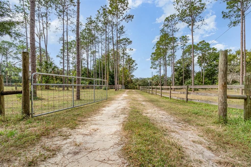 For Sale: $1,400,000 (3 beds, 2 baths, 1900 Square Feet)