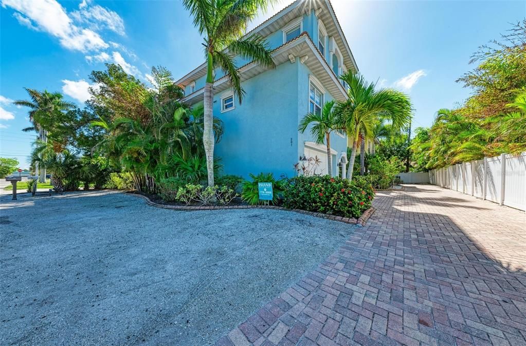 For Sale: $1,765,000 (3 beds, 3 baths, 2703 Square Feet)