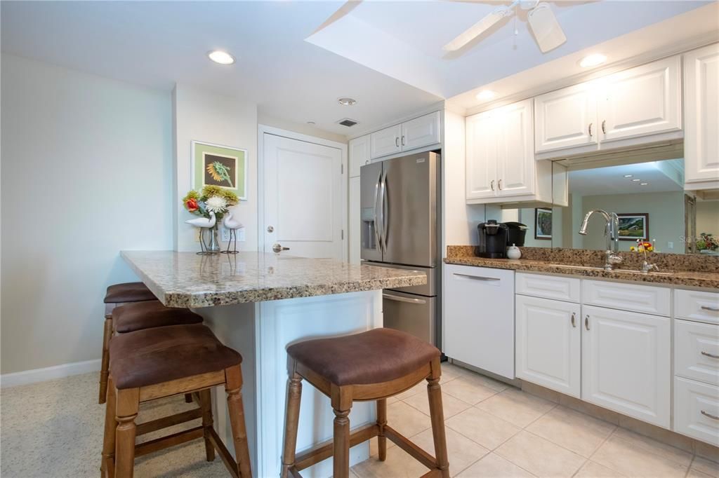 For Sale: $895,000 (2 beds, 2 baths, 1421 Square Feet)