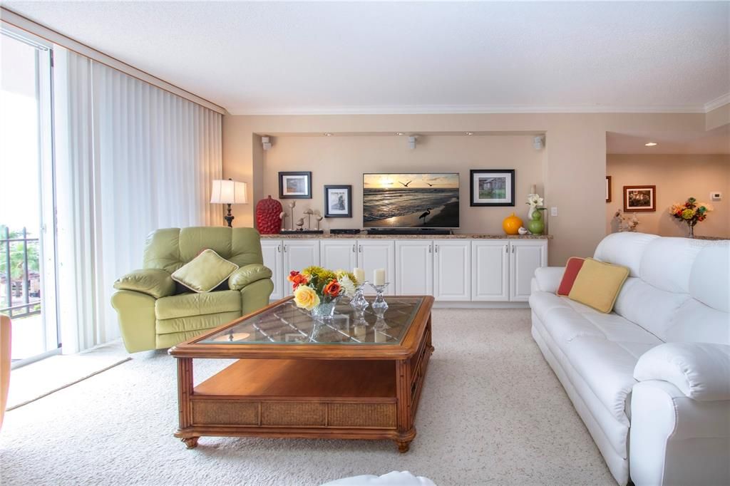 For Sale: $895,000 (2 beds, 2 baths, 1421 Square Feet)