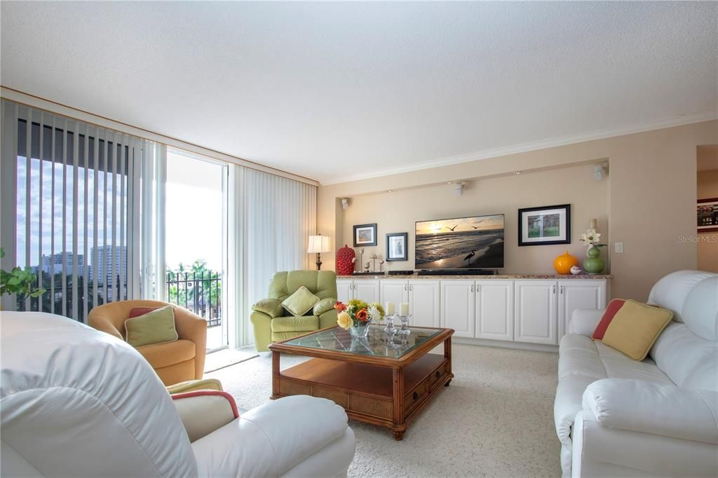 For Sale: $895,000 (2 beds, 2 baths, 1421 Square Feet)