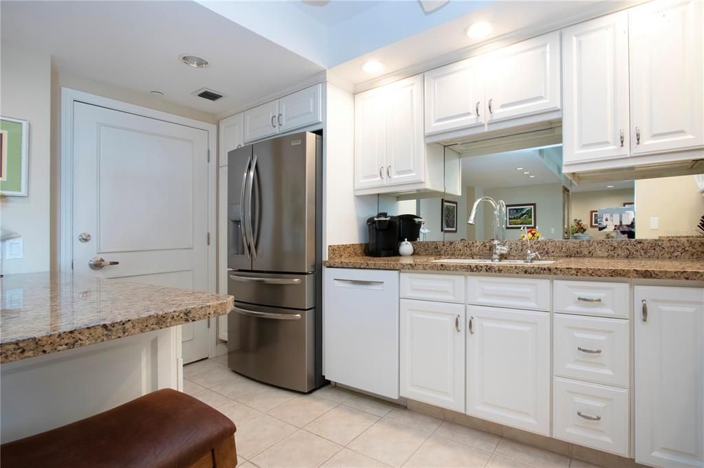 For Sale: $895,000 (2 beds, 2 baths, 1421 Square Feet)